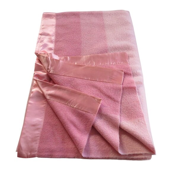 Vintage St. Marys Twin Wool Blanket Pink Hombre with Satin Trim 68" X 91" - Picture 8 of 11